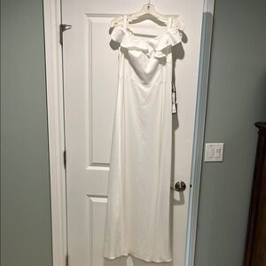 💕HP💕NWT! Adrianna Papell Ivory Off-Shoulder crepe Gown